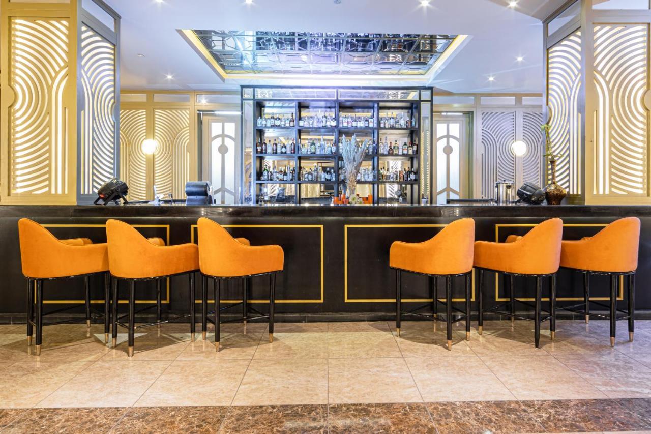 The Grand Resort ฮูร์กาดา ภายนอก รูปภาพ The bar at the hotel