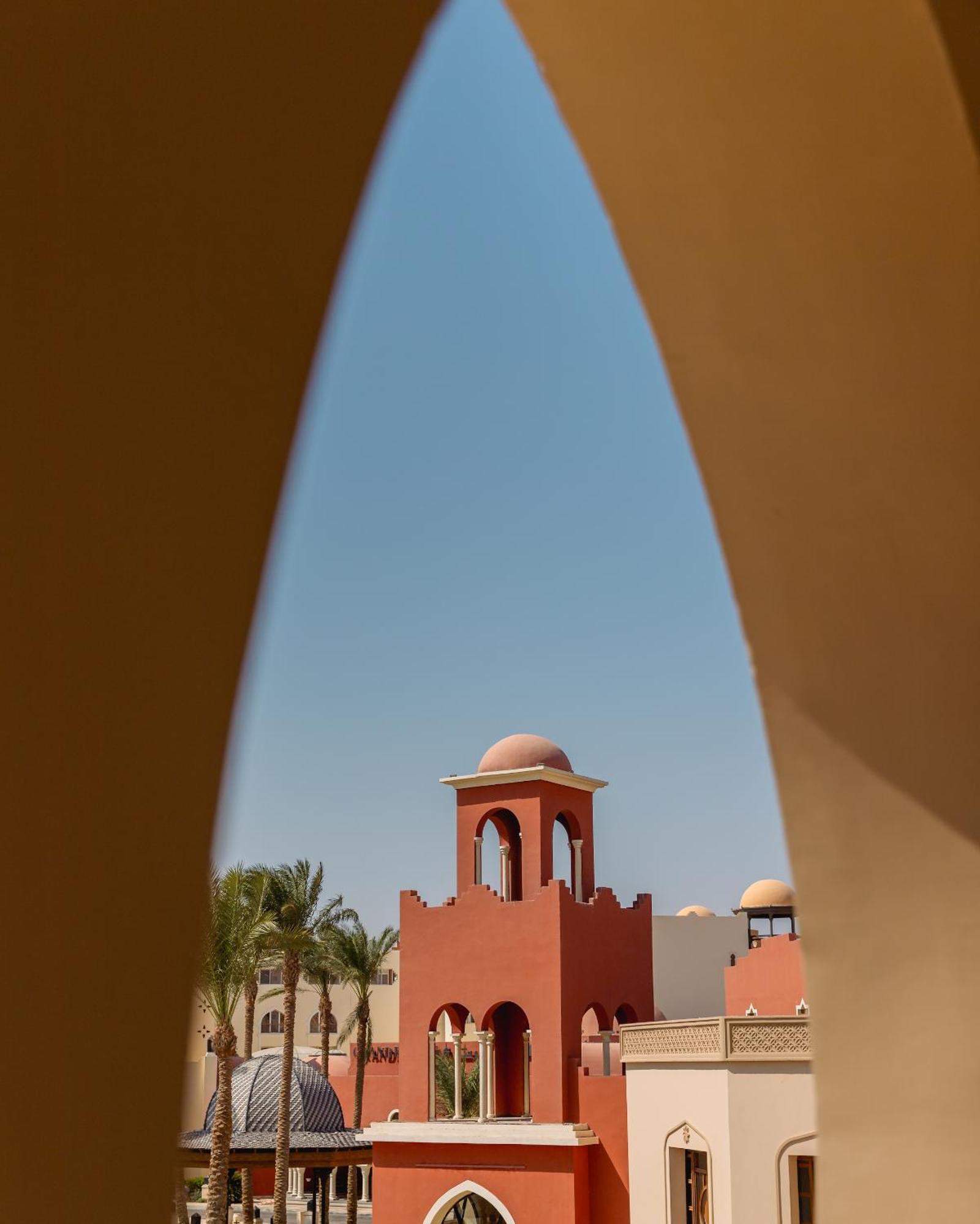 The Grand Resort ฮูร์กาดา ภายนอก รูปภาพ The bell tower of the church