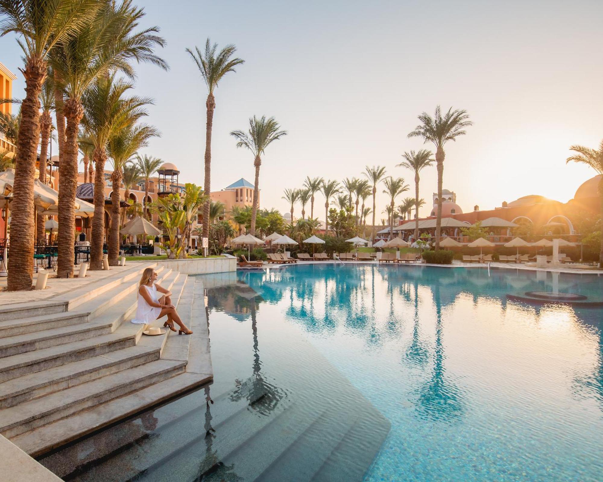 The Grand Resort ฮูร์กาดา ภายนอก รูปภาพ The pool at the St. Regis Sharm